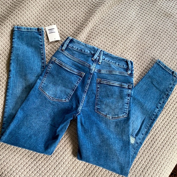 Good American Good Legs Skinny Jean - Picture 7 of 9